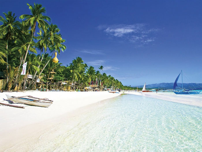    Đảo Boracay với dải cát trắng mình và làn nước trong xanh