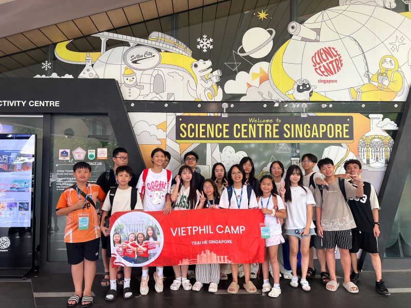 Kham pha lop hoc Quoc te voi giao vien ban ngu tai trai he Singapore 2025 - Cover Image