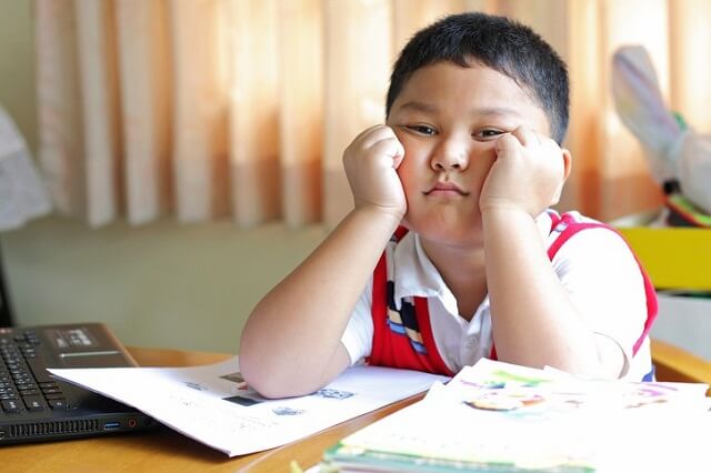 mat-tap-trung-o-tre-em