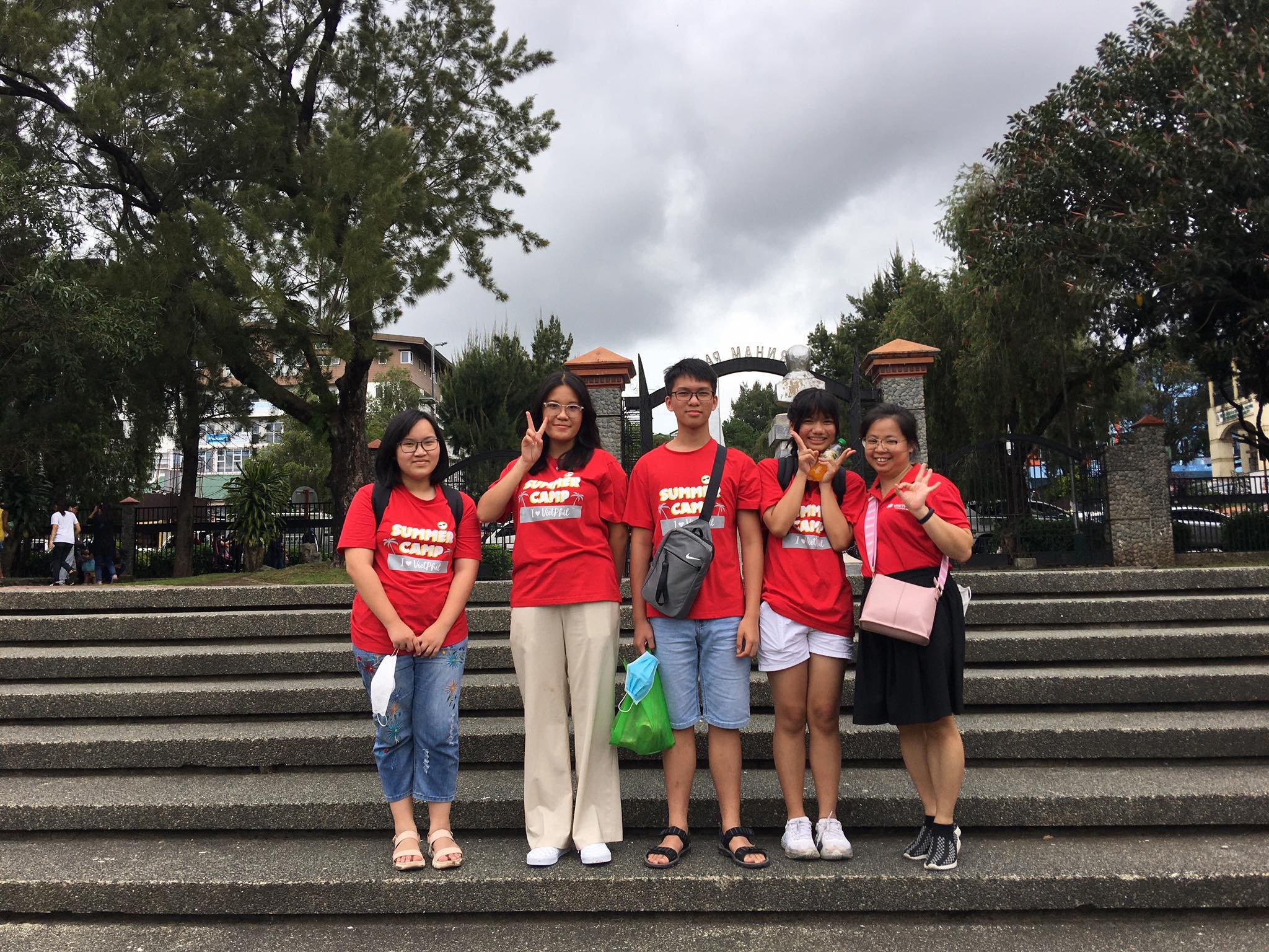 Các hoạt động dã ngoại được tổ chức giúp con có cơ hội trải nghiệm văn hóa bản xứ