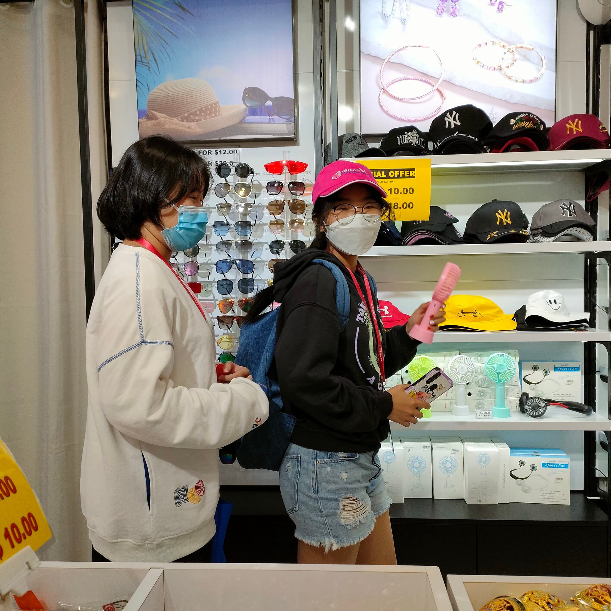 Các con có thể thỏa thích mua sắm tại các trung tâm thương mại