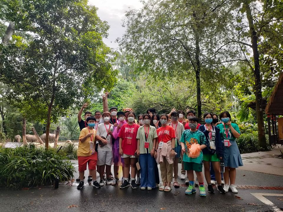 Con được tận hưởng không khí thiên nhiên tại công viên Fort Canning