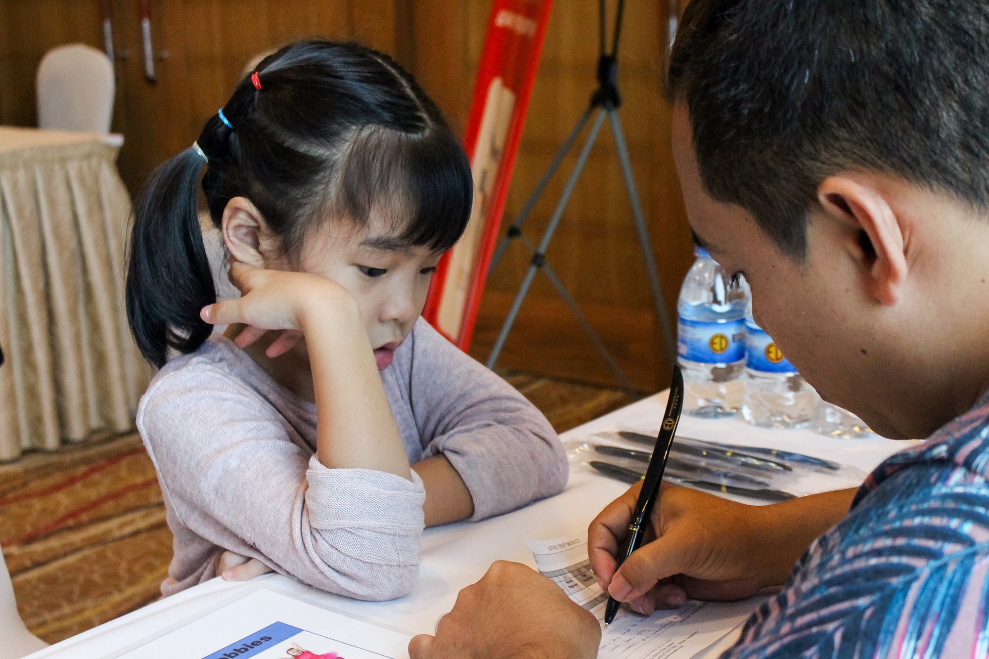 Các bạn nhỏ trực tiếp trải nghiệm lớp học 1:1.